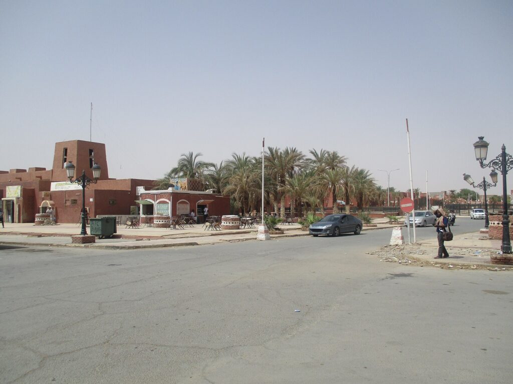 Place des Martyrs d’Adrar et ses palmiers