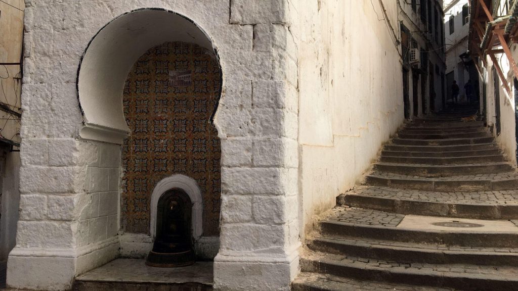 Ruelle de la casbah d alger avec sa fontaine