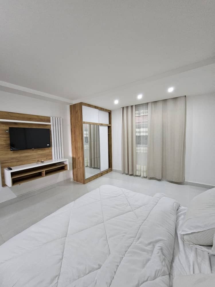 Chambre principal avec une tele