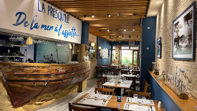 table du restaurant avec le comptoir en bateau