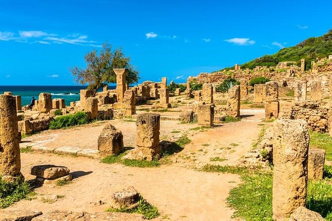 Colonnes antiques du site archeologique de Tipaza en bord de mer