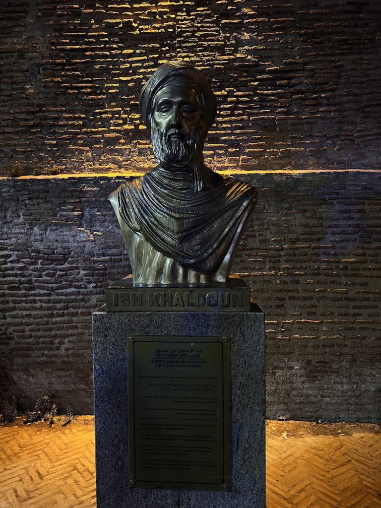 Buste en bronze d'Ibn Khaldoun sur socle