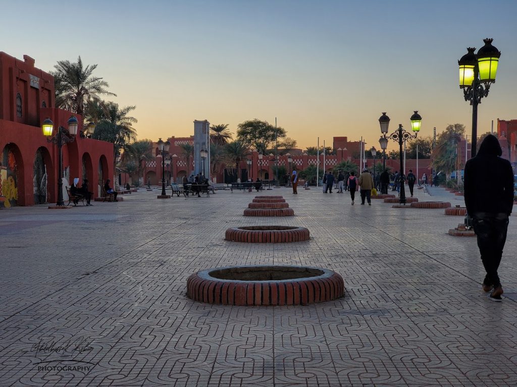 Place des Martyrs et ses arcades ocre a Adrar
