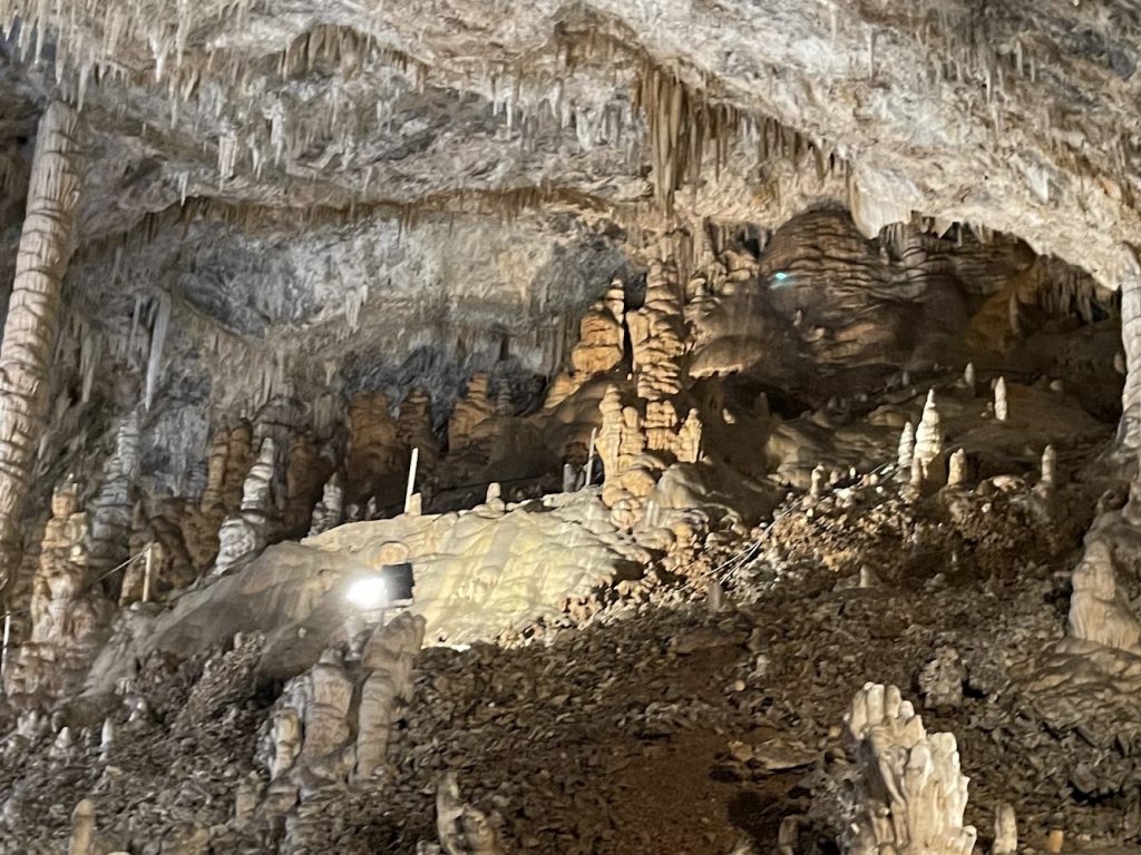 Grotte avec stalactites et stalagmites