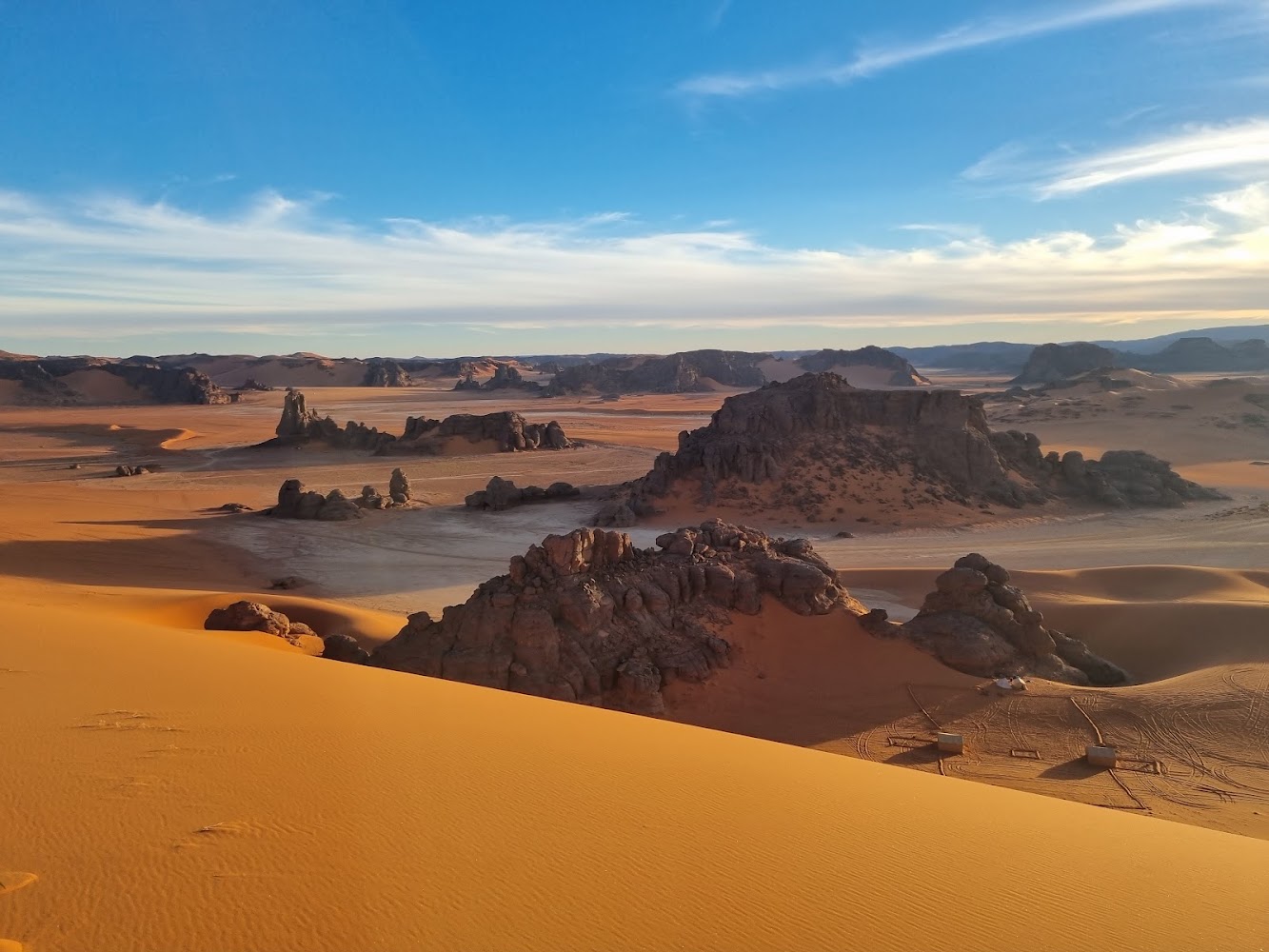 Dunes rouges et reliefs rocheux de la Tadrart près de Djanet