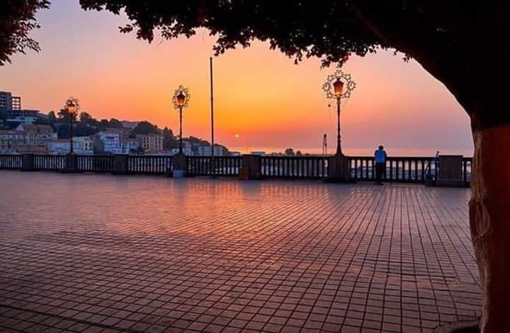 Promenade en bord de mer au coucher du soleil