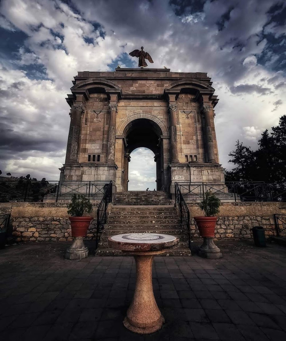 Monument aux Morts de Constantine dominant les gorges du Rhummel
