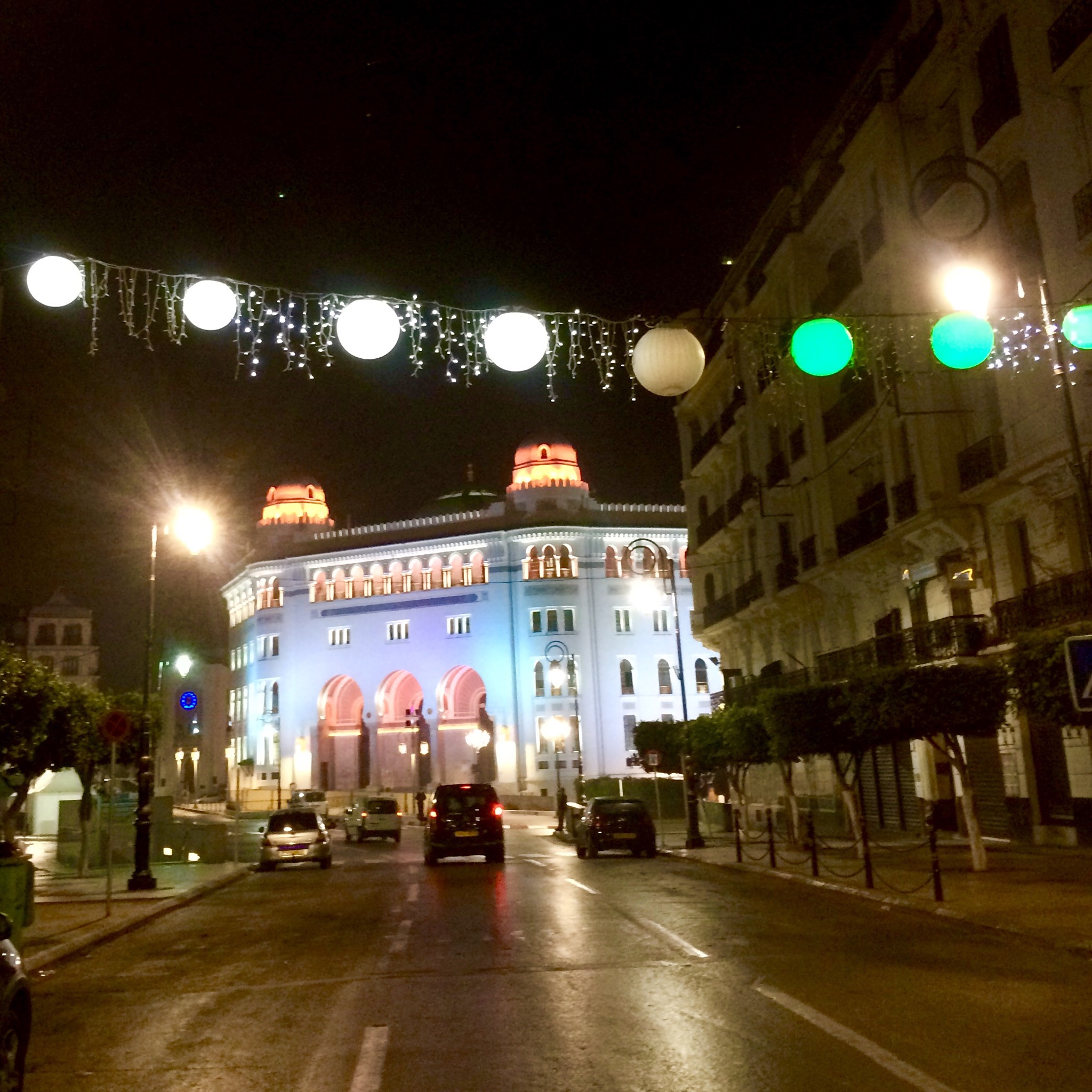 La Grande Poste d’Alger illuminée de nuit
