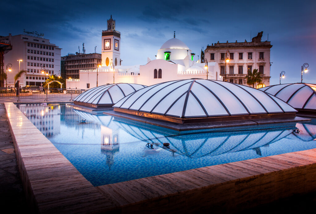 La mosquée Djamaa el-Djedid sur la place des Martyrs à Alger