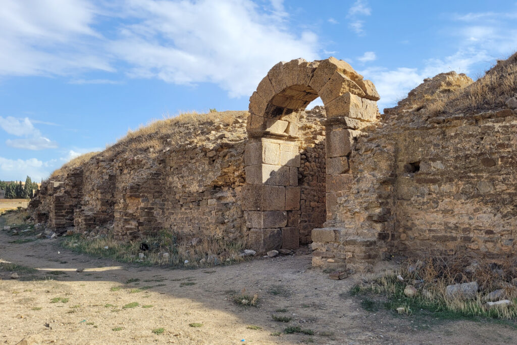 Vestiges de l’amphithéâtre romain de Lambaesis à Tazoult