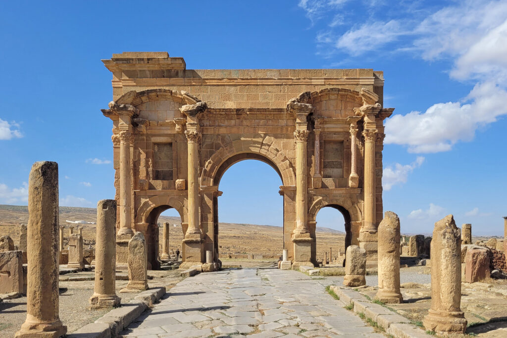L’arc de Trajan au bout du decumanus de Timgad