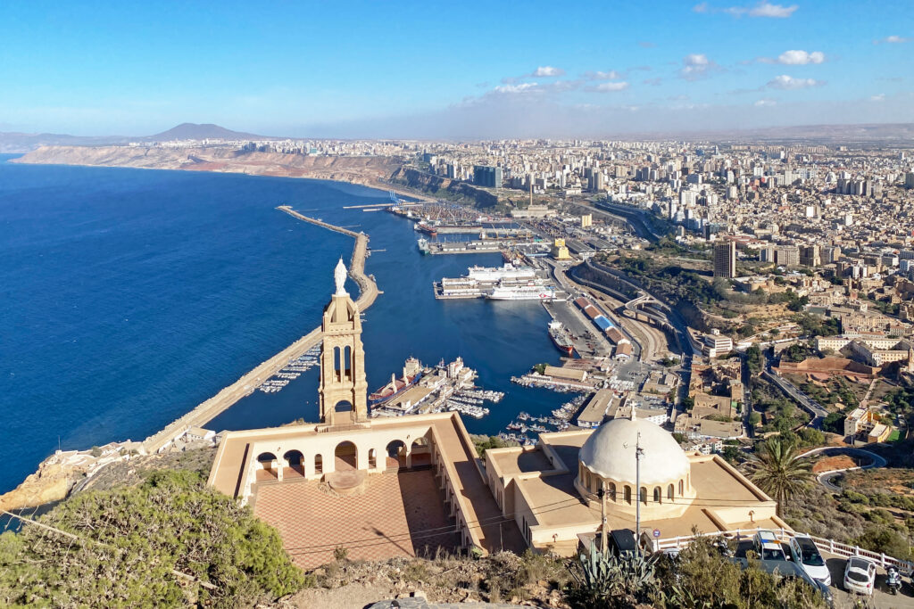 La chapelle de Santa Cruz dominant la baie et le port d’Oran