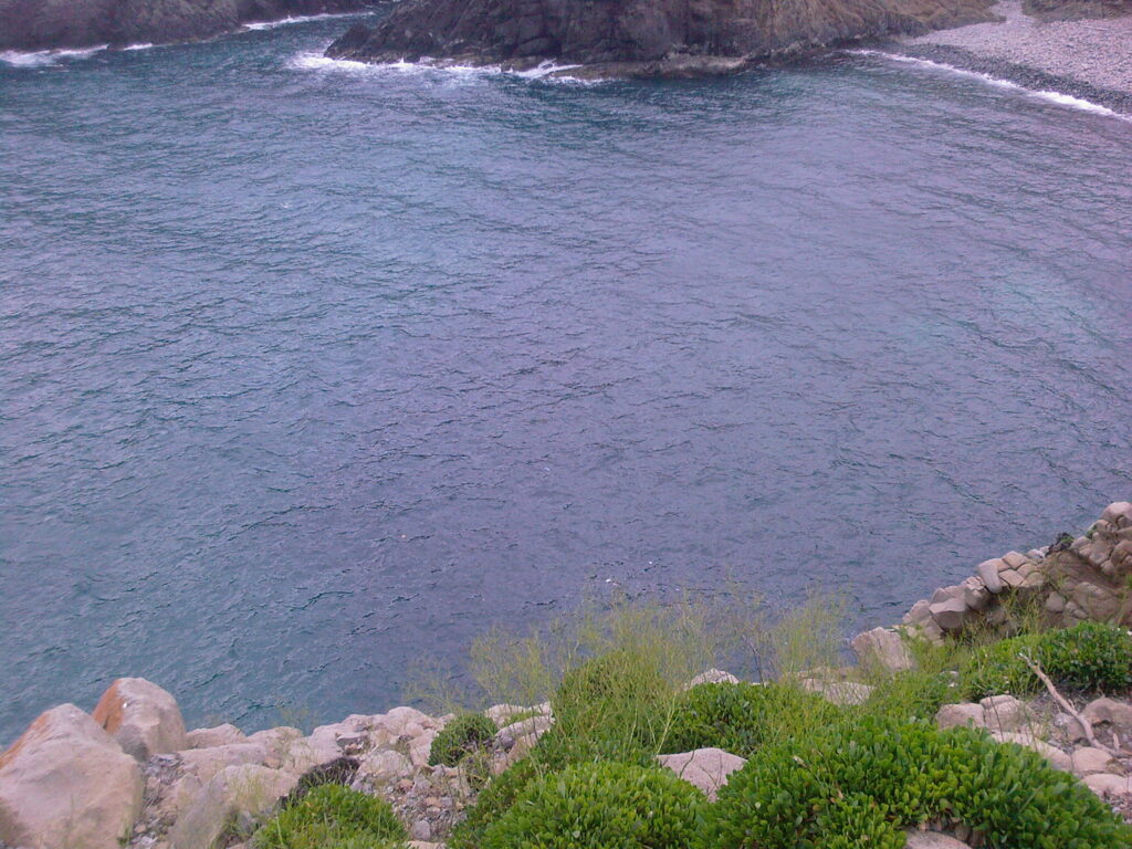 Crique rocheuse de la baie de Chetaïbi