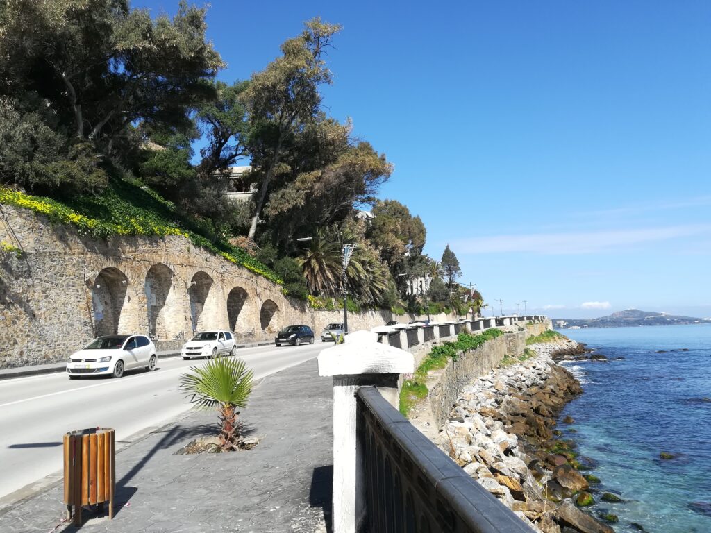 La route de la corniche d’Annaba le long du littoral