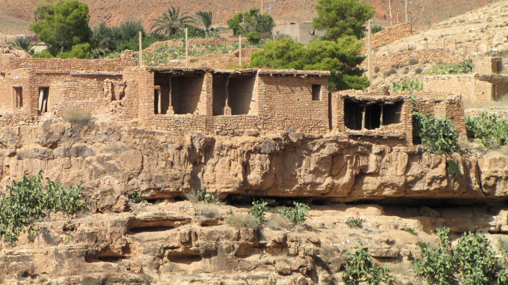 Habitations traditionnelles accrochées aux falaises de Ghoufi