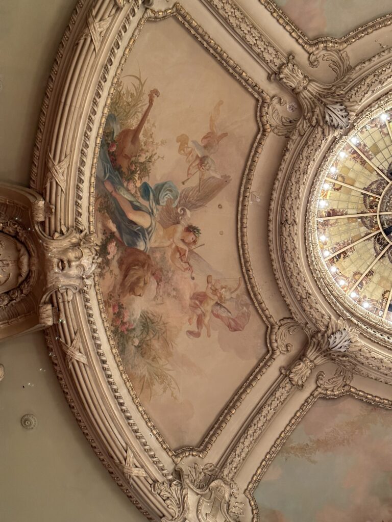 Fresque et coupole du plafond du théâtre régional d’Oran