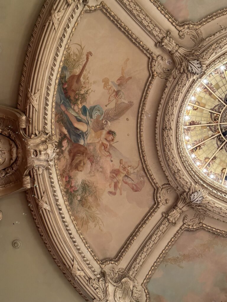 Fresque et coupole du plafond du théâtre régional d’Oran