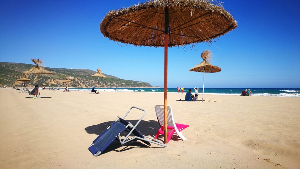 Parasols et sable de la plage des Andalouses