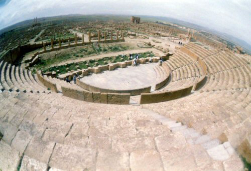 Les gradins du théâtre romain de Timgad